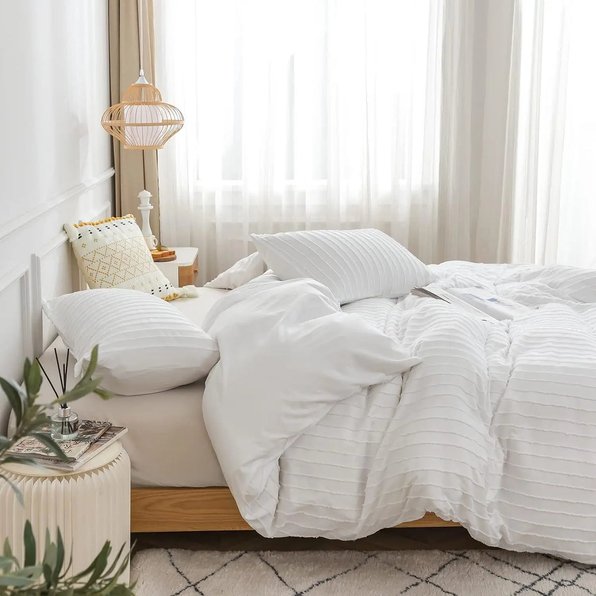 Duvet Cover Queen Size Set - Ultra Soft Washed Microfiber Cover Set, Includes 1 Duvet Cover & 2 Pillow Shams, Green & White