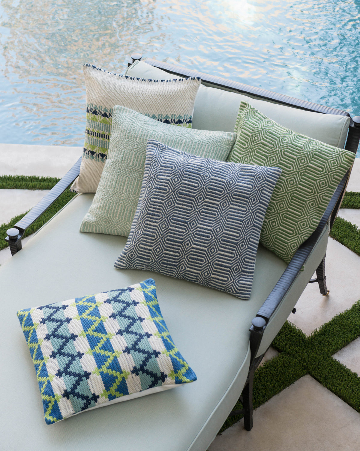 Loloi P0339 22" x 22" Pillow