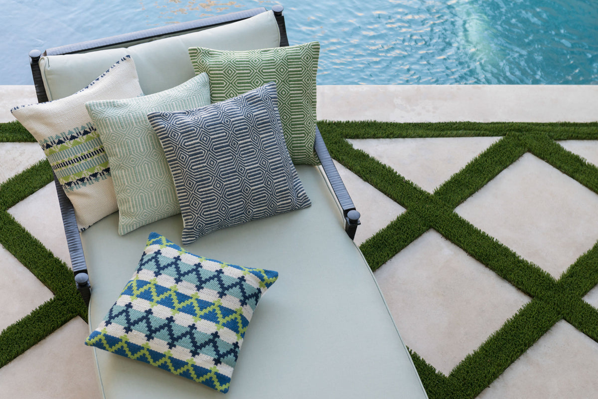 Loloi P0339 22" x 22" Pillow