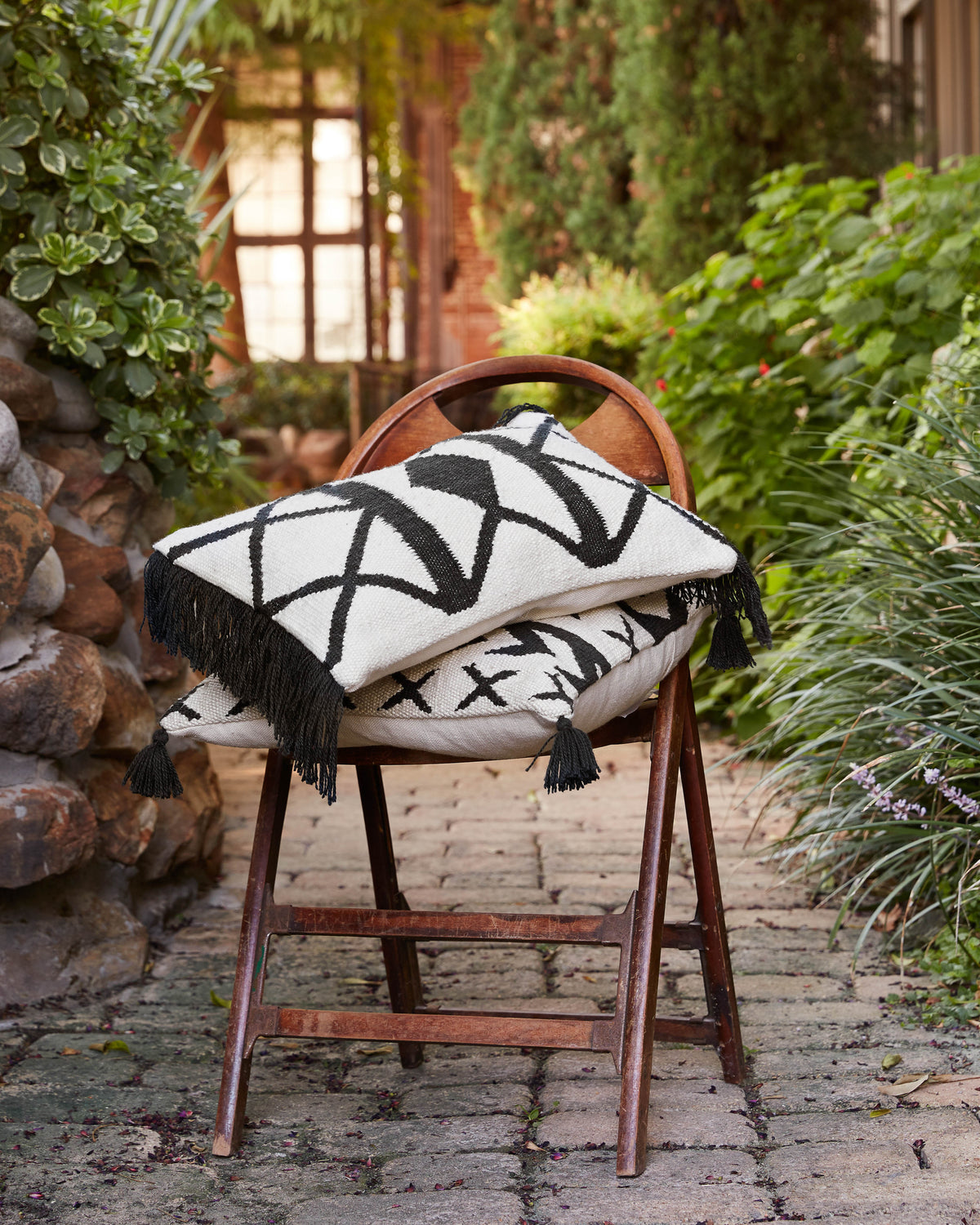Loloi P0502 Black / Ivory 18" x 18" Pillow