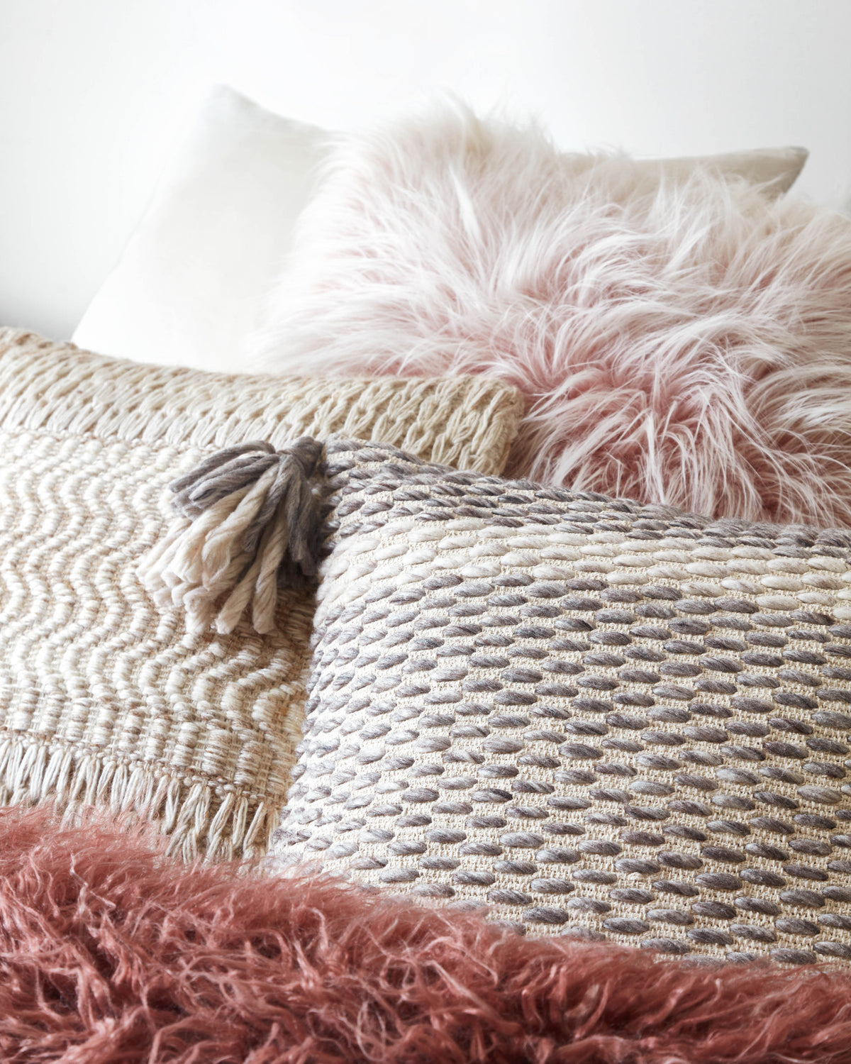 Loloi P0697 18" x 18" Pillow