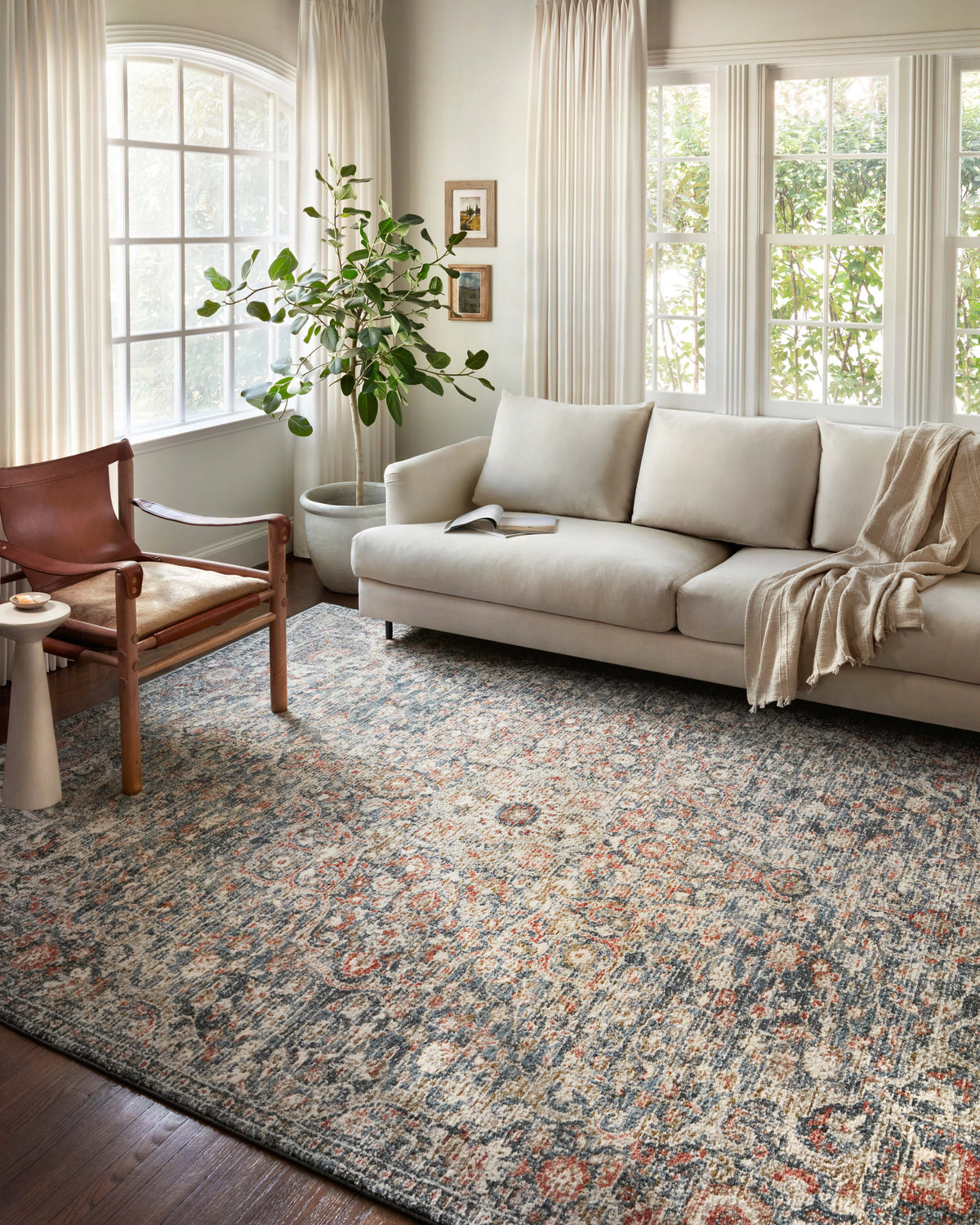 Loloi 3'-9" x 3'-9" Round Accent Rug